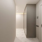 коридор, прихожая, холл в квартире в стиле минимализм, вид на шкаф